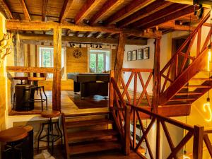 - un escalier en bois dans une chambre avec piano dans l'établissement Holiday home Aywaille, à Aywaille