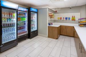 une station de boissons dans un magasin avec deux réfrigérateurs dans l'établissement Holiday Inn Express Hotel & Suites Salisbury - Delmar, an IHG Hotel, à Delmar