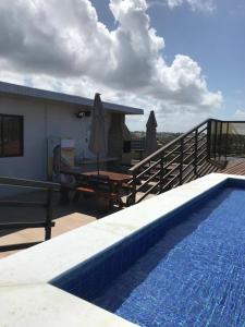 a swimming pool on the roof of a house at Maravilhoso local para aproveitar e descansar in Conde