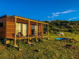 米納斯的住宿－Bungalow de campo Torero - sierras, naturaleza y relax，田野里马的房子