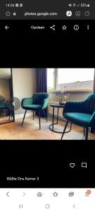 une photo d'une chambre avec deux chaises et une table dans l'établissement B&Bie ons, à Bad-Nieuweschans