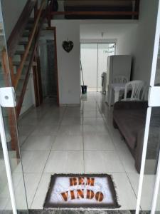 ein Wohnzimmer mit einem Teppich auf dem Boden in der Unterkunft Loft/APTO em Praia da Pinheira in Pinheira