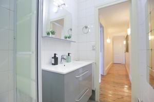Kúpeľňa v ubytovaní Le 34 Malon, T5 hypercentre chic et cosy, wifi, netflix par SOVALFI