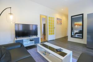 Televízia a/alebo spoločenská miestnosť v ubytovaní Le 34 Malon, T5 hypercentre chic et cosy, wifi, netflix par SOVALFI
