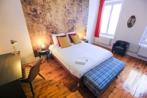 a bedroom with a bed and a table and chairs at Le 34 Malon, T5 hypercentre chic et cosy, wifi, netflix par SOVALFI in Saint-Étienne