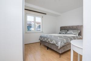 Posteľ alebo postele v izbe v ubytovaní Apartments with a parking space Vir - 20354