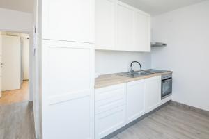 Kuchyňa alebo kuchynka v ubytovaní Apartments with a parking space Vir - 20354 + 5 fotografií
