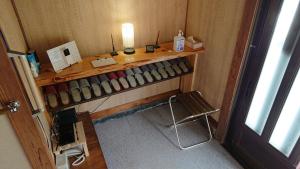Habitación pequeña con escritorio y silla. en Kuonsou - Vacation STAY 90948v, en Iwada