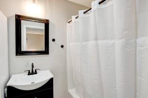La salle de bains est pourvue d'un rideau de douche blanc et d'un lavabo. dans l'établissement Welcome to Paradise!, à Rome