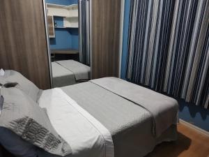 1 dormitorio con 1 cama grande y espejo en Casa Matriz Palace, en Canela