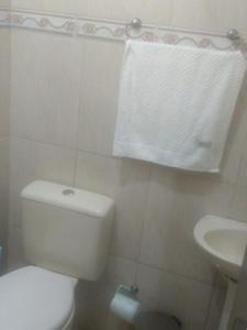 y baño con aseo blanco y lavamanos. en Casa Matriz Palace, en Canela