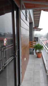 トゥリアルバにあるHotel Pacuare Turrialbaの眺めの良い建物のバルコニー