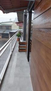 ein Gebäude mit einem Balkon, auf dem eine Person auf dem Balkon wandelt in der Unterkunft Hotel Pacuare Turrialba in Turrialba