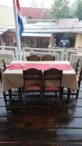 een tafel en stoelen op een veranda met een vlag bij Hotel Pacuare Turrialba in Turrialba