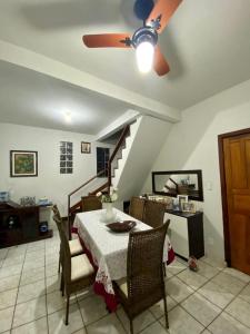 comedor con mesa y ventilador de techo en Casa Village, en Porto Seguro