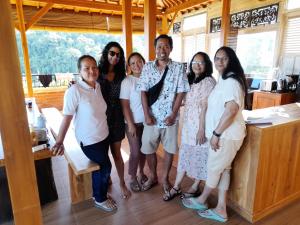 un grupo de personas posando para una foto en una cocina en Villa Bukit Sing Sing, en Singaraja