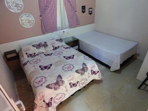 ein kleines Zimmer mit einem Bett und einem kleinen Tisch in der Unterkunft Meu Cantinho Canela in Canela