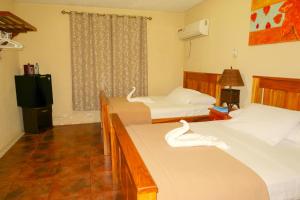 Ein Bett oder Betten in einem Zimmer der Unterkunft Bonefish Hotel