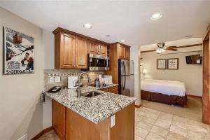 une cuisine avec un évier et une chambre avec un lit dans l'établissement Beaver Run Studio With Kitchen, Dog Friendly- 4217, à Breckenridge 74 autres photos