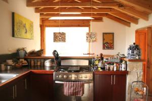 a kitchen with a stove and a counter top at Casa Paz, mountain refuge in the best location in San Cristóbal de Las Casas