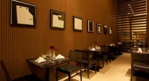 a dining room with tables and chairs and pictures on the wall at Flat no Jade Blue Tree in Brasilia
