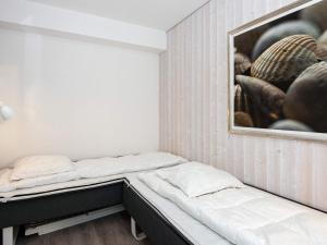 una camera con due letti e un dipinto sul muro di Two-Bedroom Holiday home in Wendtorf 6 a Wendtorf