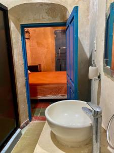 - Baño con puerta abierta a un dormitorio en hotel xucum, en Campeche