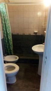 un bagno con due WC e un lavandino di Las moras a Chascomús