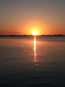 un tramonto su un grande specchio d'acqua di Las moras a Chascomús
