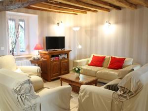 ein Wohnzimmer mit 2 Sofas und einem TV in der Unterkunft Gîte Cindré, 5 pièces, 8 personnes - FR-1-489-256 in Cindré