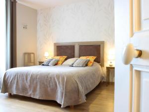 ein Schlafzimmer mit einem großen Bett mit zwei Kissen in der Unterkunft Gîte Cindré, 5 pièces, 8 personnes - FR-1-489-256 in Cindré