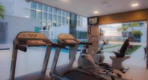 a gym with two treadmills and a treadmill at Flat no Jade Blue Tree in Brasilia