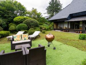 einen Grill auf einem Rasen neben einem Haus in der Unterkunft さいの郷「椛」 in Kagamino