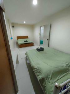 - une salle d'hôpital avec un lit et un miroir dans l'établissement Sorworakit Hotel, à Bang Saen