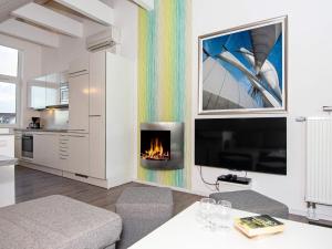 ein Wohnzimmer mit einem Kamin und einem TV in der Unterkunft Two-Bedroom Holiday home in Wendtorf 5 in Wendtorf