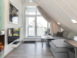 ein Wohnzimmer mit einem Sofa und einem TV in der Unterkunft 4 person holiday home in Wendtorf in Wendtorf