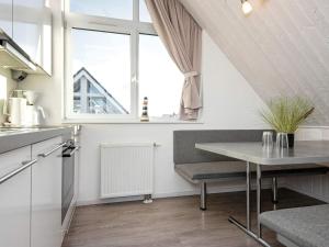 een keuken met een tafel en een raam bij Two-Bedroom Holiday home in Wendtorf 19 in Wendtorf