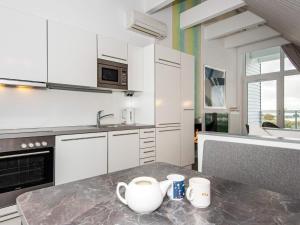 cocina con armarios blancos y encimera en 4 person holiday home in Wendtorf, en Wendtorf