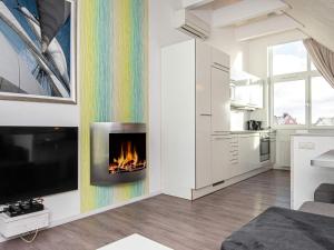 - un salon avec une cheminée au mur dans l'établissement 6 person holiday home in Wendtorf, à Wendtorf