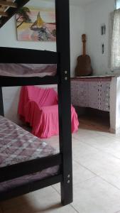 een slaapkamer met een stapelbed en een bureau bij Casa Caiçara de Hospedagem Paraty in Paraty