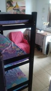 een paar stapelbedden in een kamer met een bureau bij Casa Caiçara de Hospedagem Paraty in Paraty