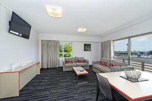 - un salon avec un canapé et une télévision dans l'établissement Prince of Wales Hotel, à Brisbane