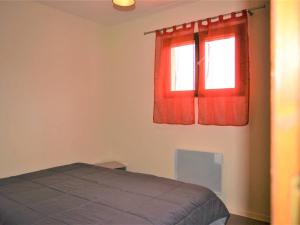 1 dormitorio con 1 cama y una ventana con cortinas rojas en Maison Lagorce, 5 pièces, 8 personnes - FR-1-382-110 en Lagorce