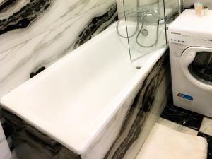 ein Badezimmer mit Waschbecken und Waschmaschine in der Unterkunft Jasmine Studio in Radom