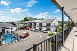 une vue aérienne sur un bâtiment avec un parking dans l'établissement ASURE Rotorua International Motor Inn, à Rotorua