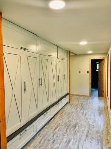 um quarto vazio com portas de garagem brancas na parede em Hospedaje Neyün La Junta em La Junta