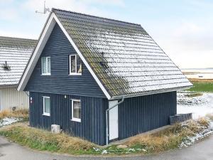 ein schwarzes Haus mit grauem Dach in der Unterkunft 8 person holiday home in Wendtorf in Wendtorf