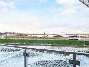 Wendtorfにある8 person holiday home in Wendtorfの雪が降り注ぐバルコニーから景色を望めます。