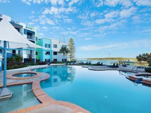 Bazén v ubytování Unit 66 Grand Pacific Resort Bulcock St Caloundra nebo v jeho okolí