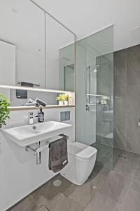 a bathroom with a sink and a toilet and a shower at Southbank Heart+2 Bed+Balcony+Pool+Gym+Free Wifi in Brisbane